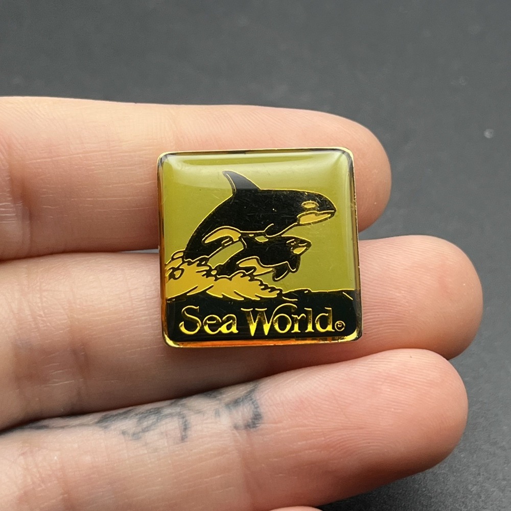Sea World Amusement Park Shamu Orcas Killer Whales Lapel Hat Pin